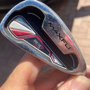 Maxfli iron 7 in right handed 
Junior